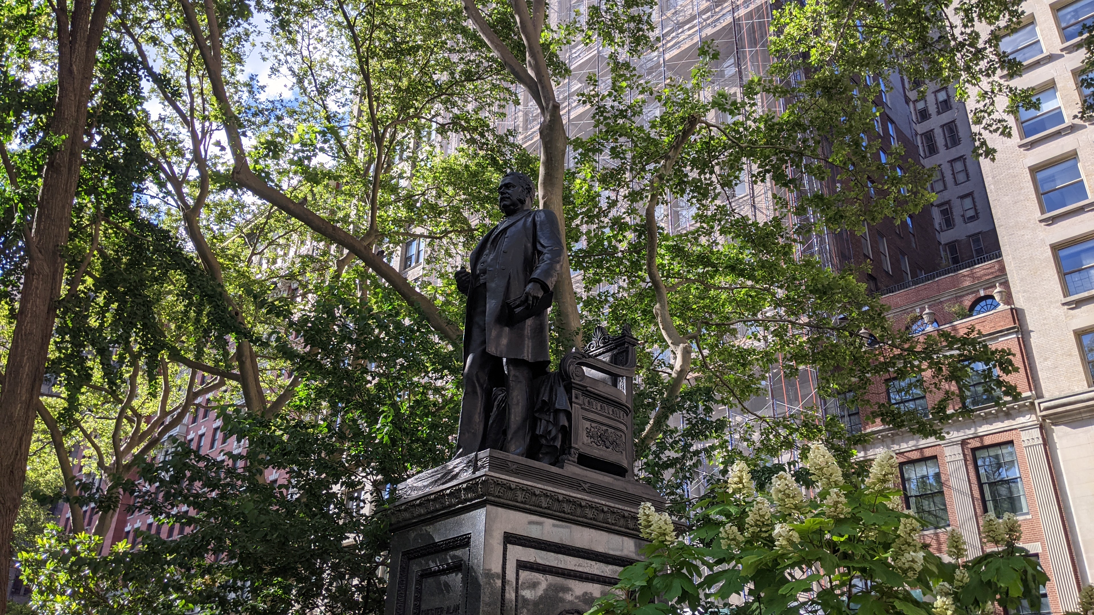 Chester Arthur: the statue that kept losing its glasses